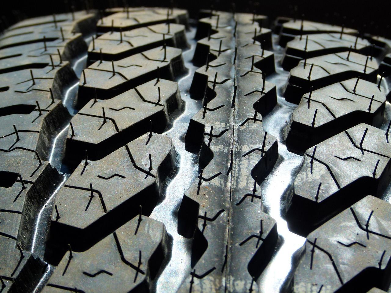 Mobile tire technician changing a flat tire on US‑1 in North Miami, FL